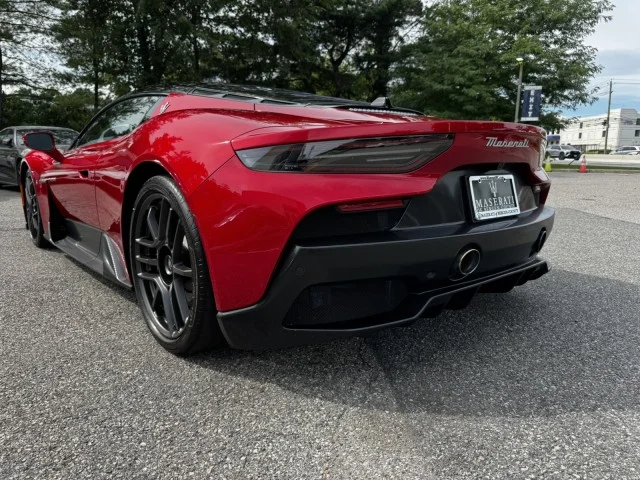 Used 2022 RED Maserati  image 23