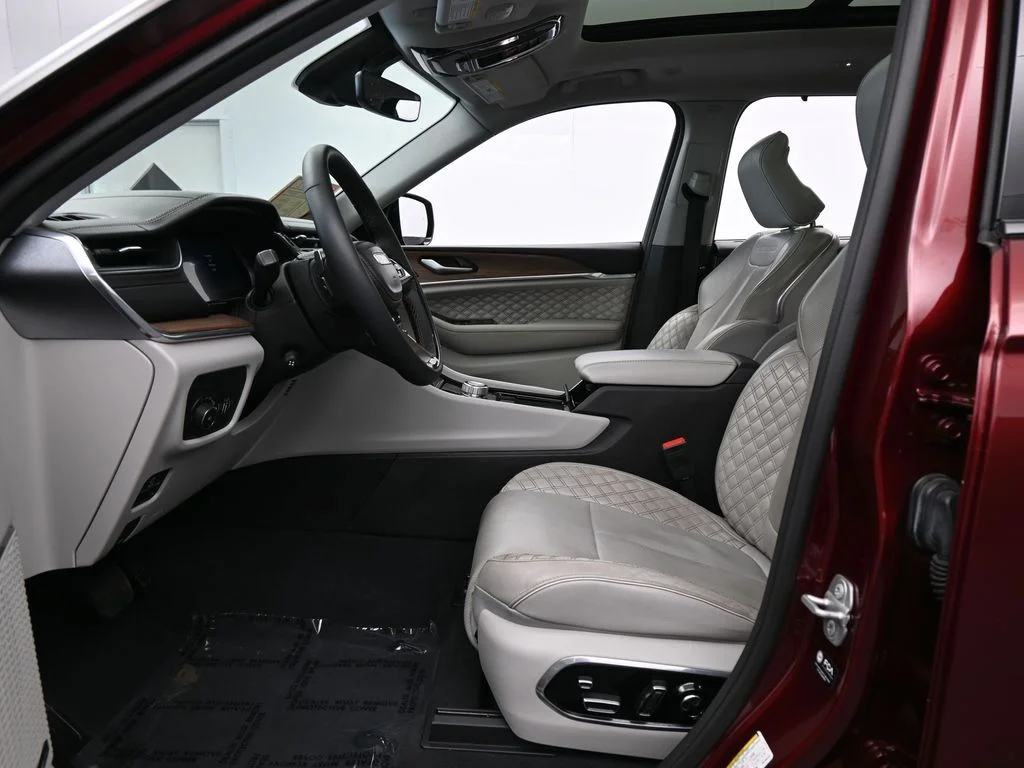 Used 2023 Velvet Red Pearlcoat Jeep Summit image 11