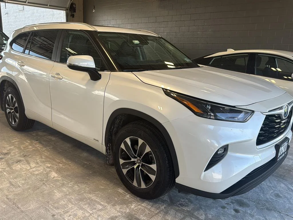 Used 2023 Wind Chill Pearl Toyota XLE image 4