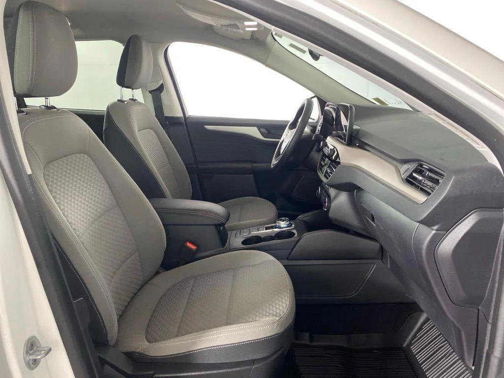 Used 2022 White Metallic Ford SE image 21