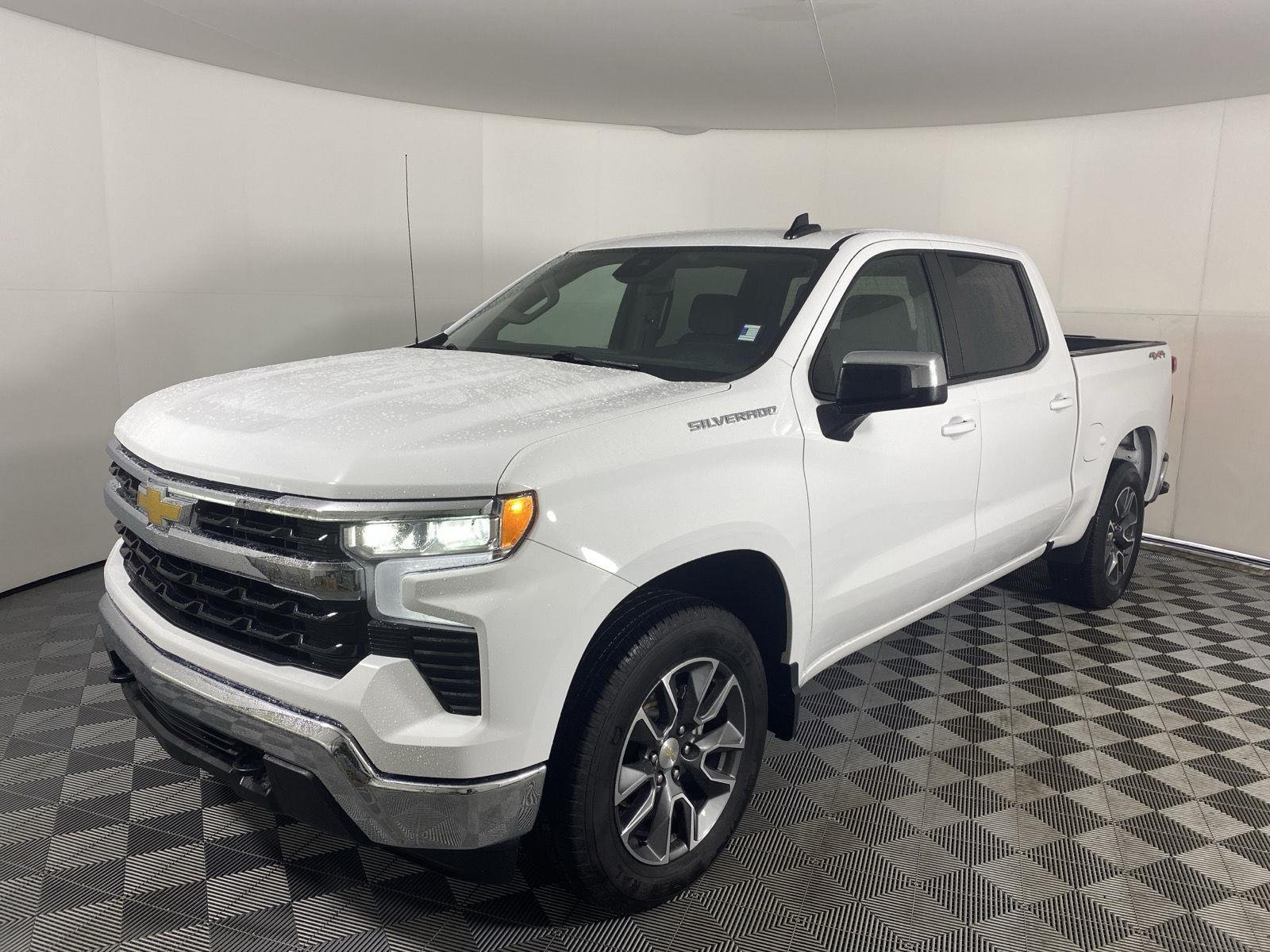 Used 2024 Summit White Chevrolet LT image 3