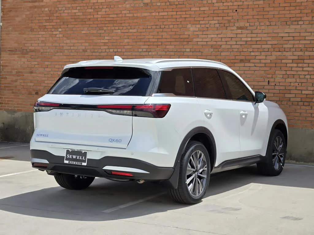 New 2027 RADIANT WHITE INFINITI Luxe FWD image 3