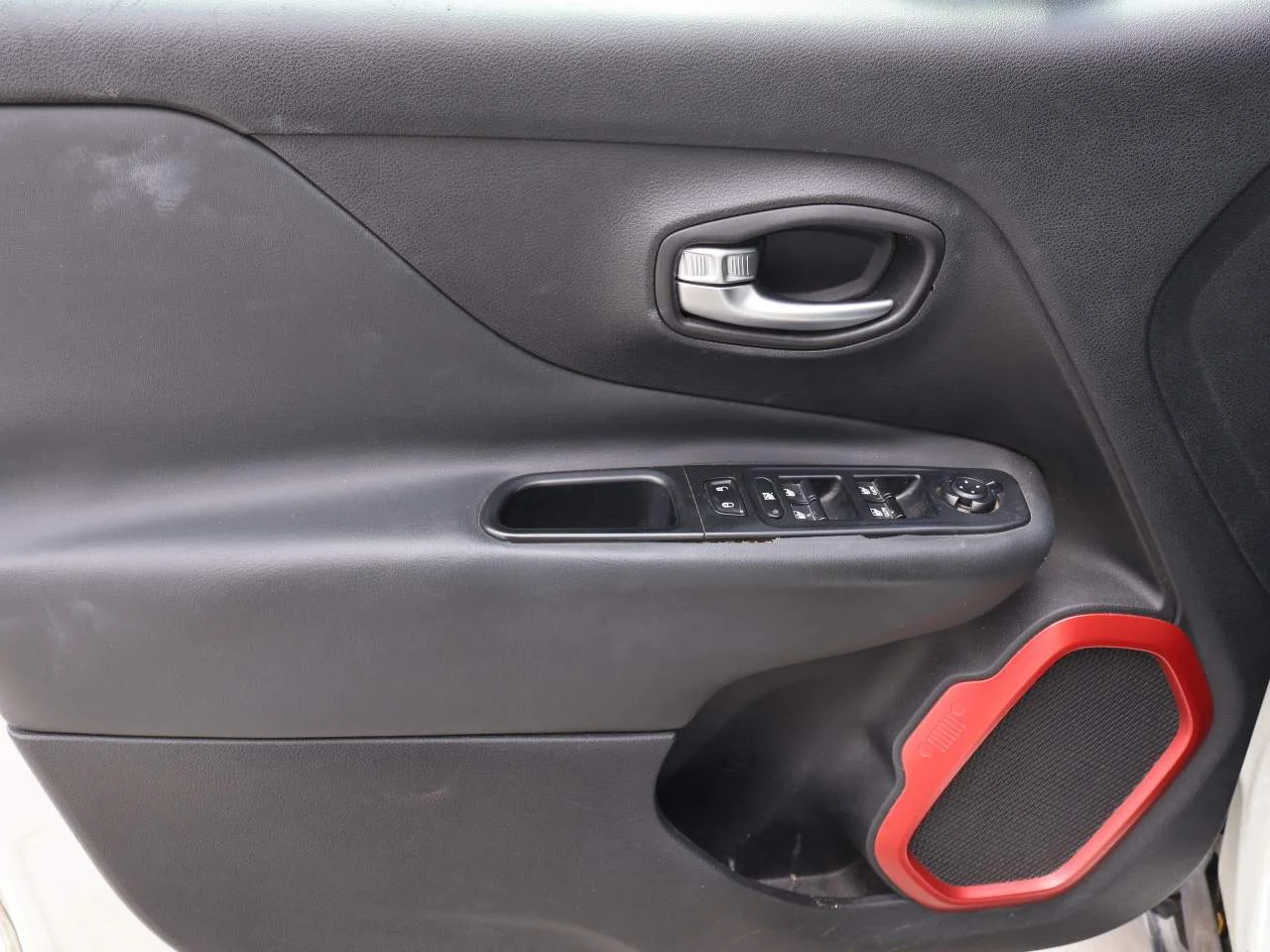 Used 2015 Alpine White Jeep Trailhawk image 7