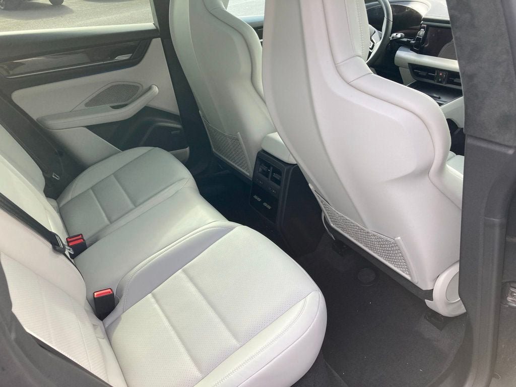 2025 Porsche Macan Turbo Electric - Photo 18