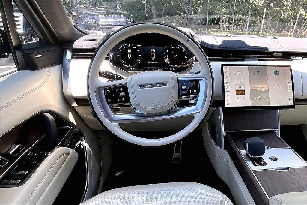 Used 2025 White Land Rover SE image 15