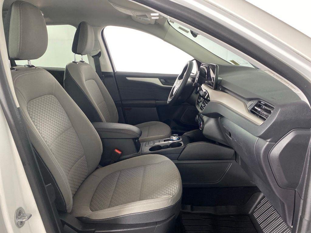 Used 2022 White Metallic Ford SE image 21