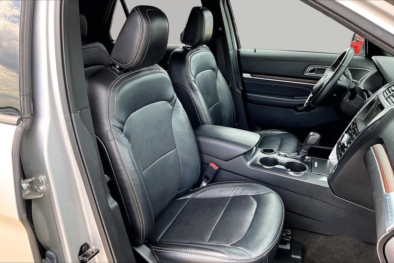 Used 2018 Ingot Silver Metallic Ford Limited image 9