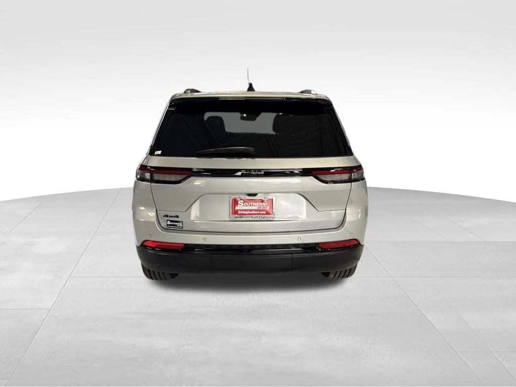 Used 2025 Silver Jeep Altitude image 4