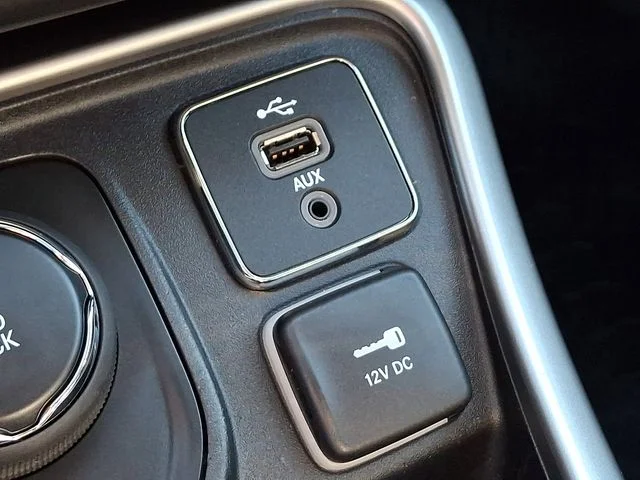 Used 2018 White Jeep Latitude image 25