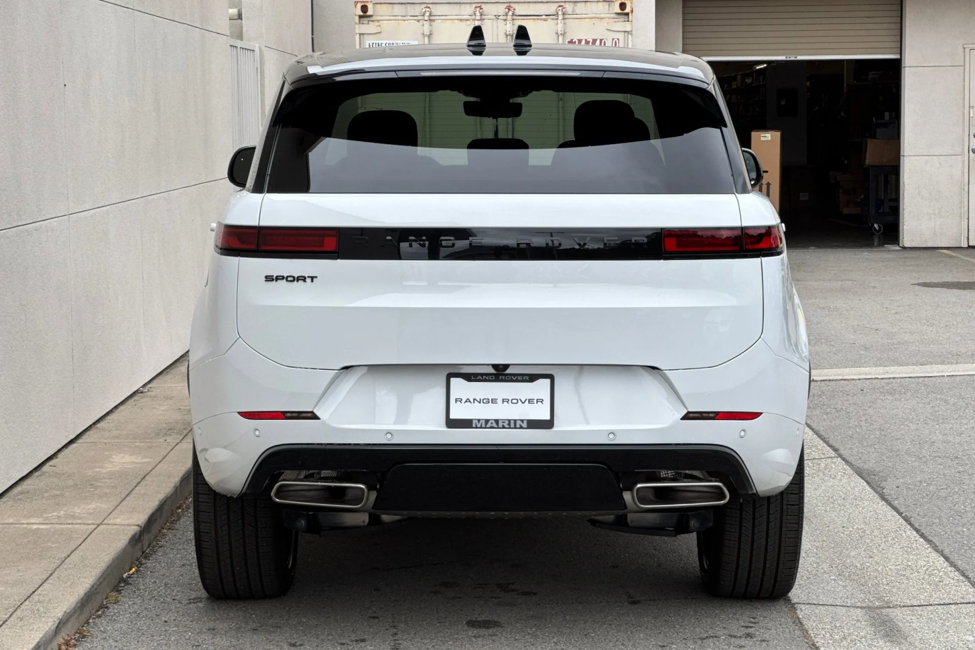 New 2026 FUJI WHITE Land Rover Dynamic SE image 7