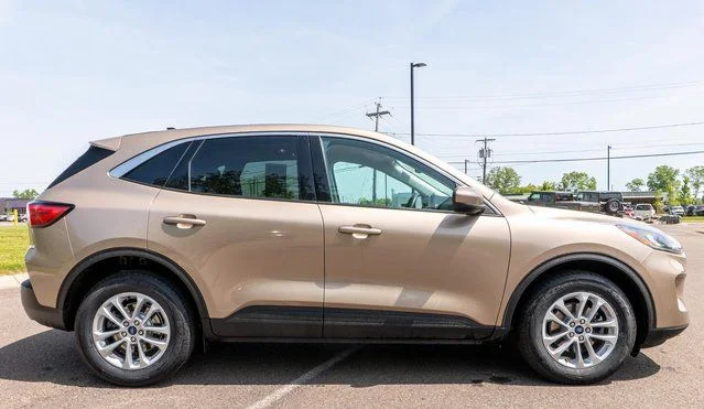 Used 2021 Gold Ford SE image 5
