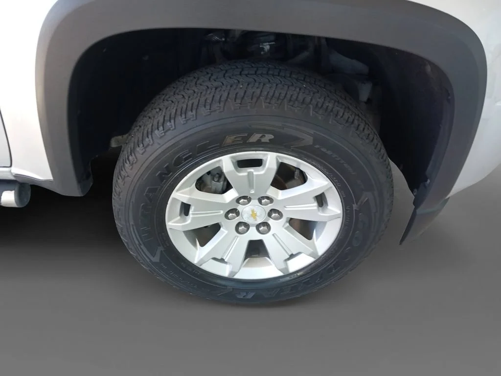 Used 2018 SILVER ICE METALLIC Chevrolet 4WD LT image 15