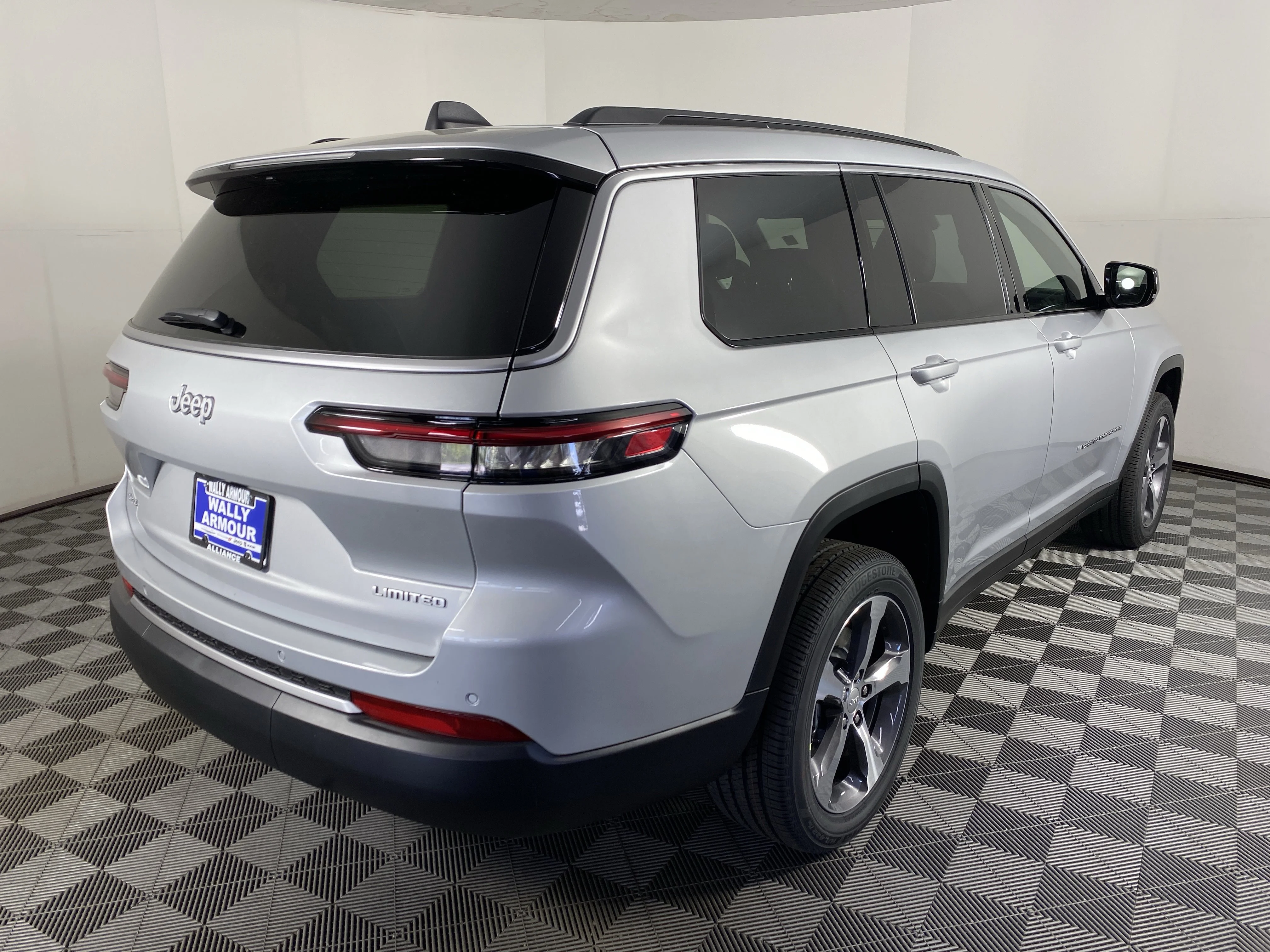 New 2026 Silver Zynith Exterior Paint Jeep Limited image 8