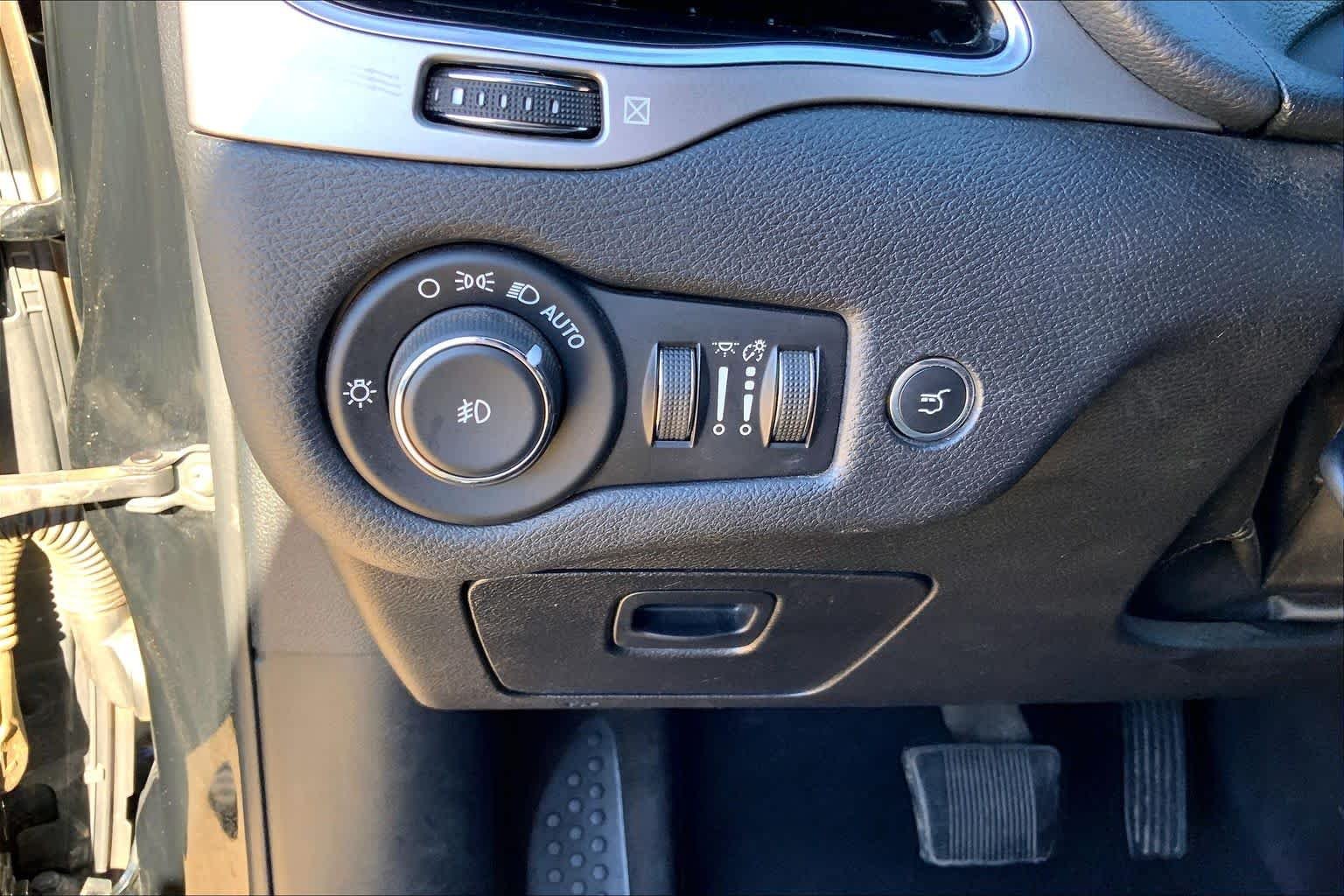 Used 2020 BLACK Jeep High Altitude image 32