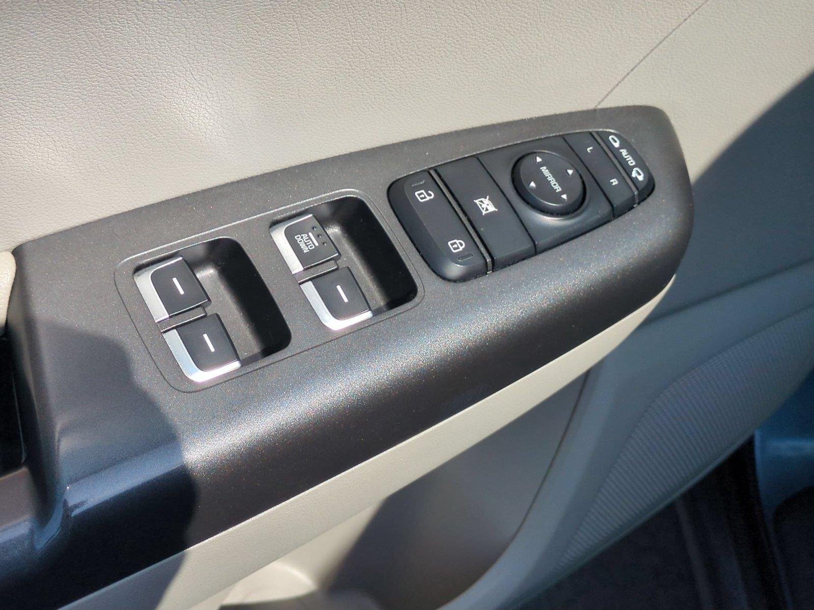 Used 2020 Pacific Blue Kia LX image 16