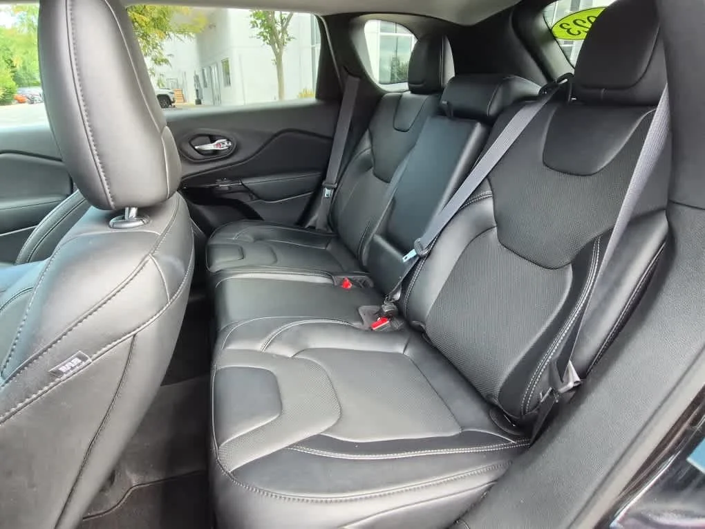 Used 2023 Diamond Black Crystal Pearlcoat Jeep Altitude Lux image 7