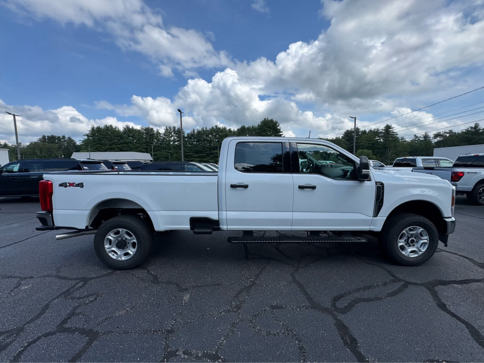 New 2027 Oxford White Ford XLT image 7