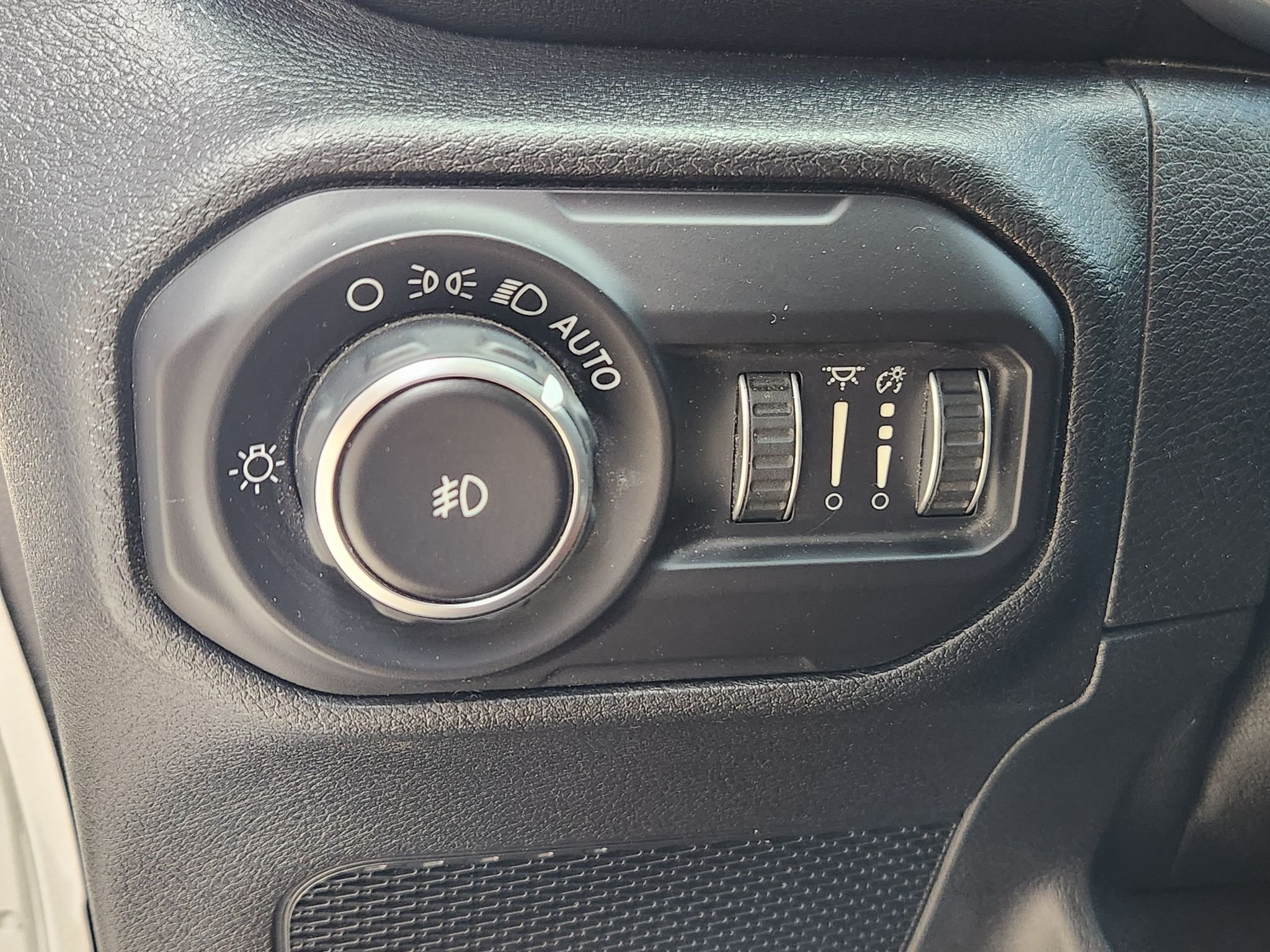 Used 2018 Billet Silver Metallic Clearcoat Jeep Sahara image 22
