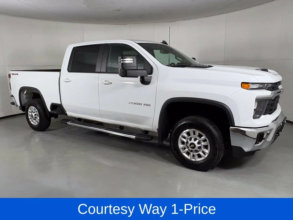 Used 2025 Summit White Chevrolet LT image 12
