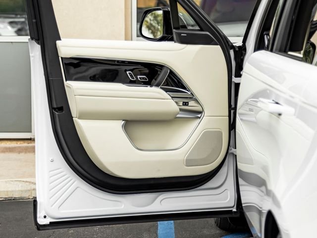 New 2026 Ostuni Pearl White LAND ROVER SE 7 Seats image 12