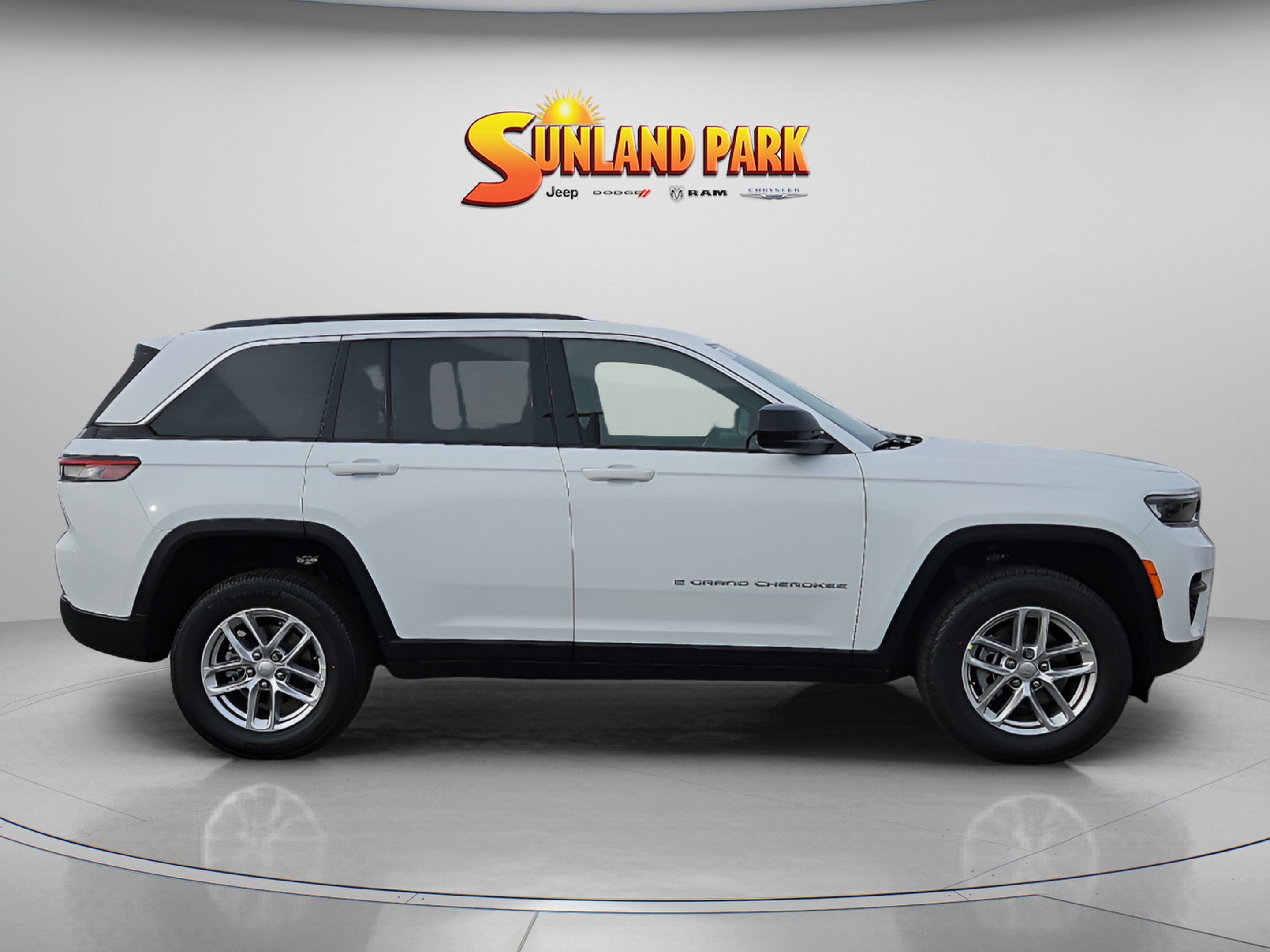 New 2025 Bright White Clear-Coat Exterior Paint Jeep Laredo image 6