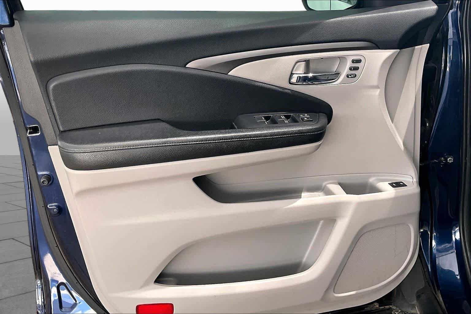 Used 2019 Obsidian Blue Pearl Honda EX-L image 38
