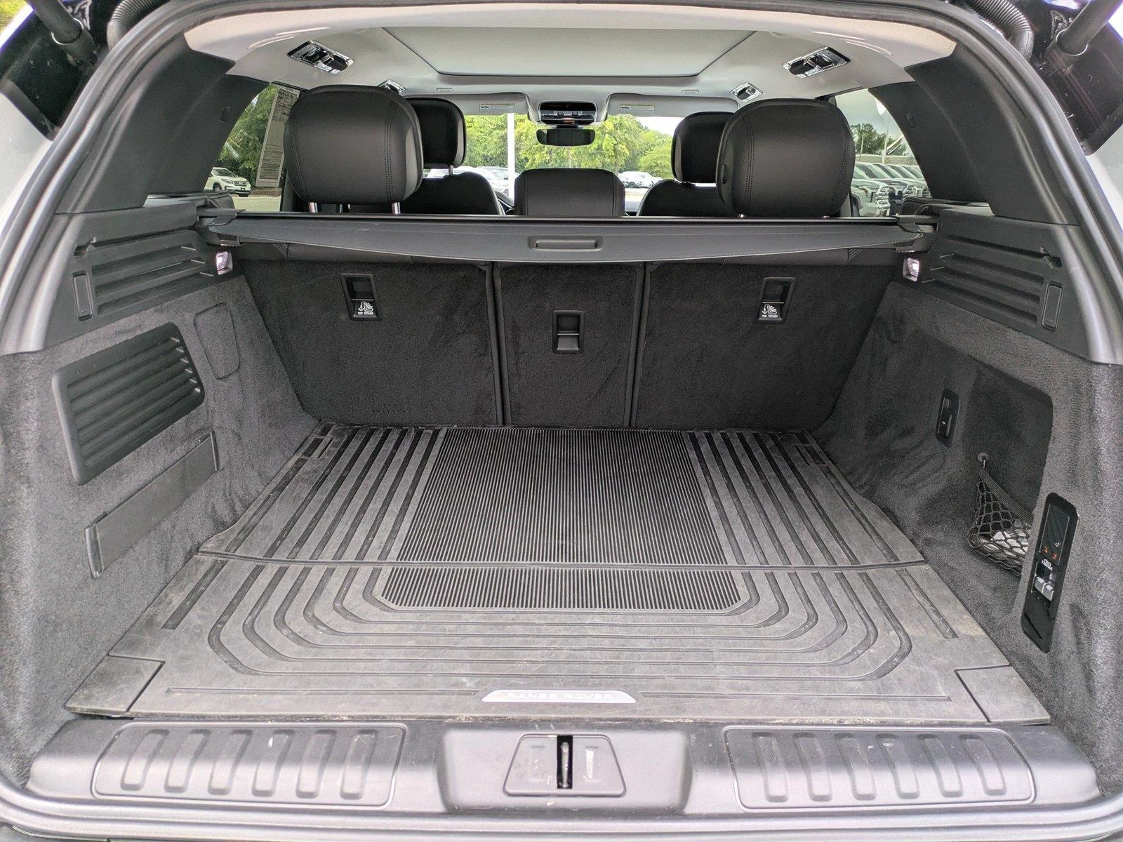 Used 2024 Fuji White Land Rover SE image 13