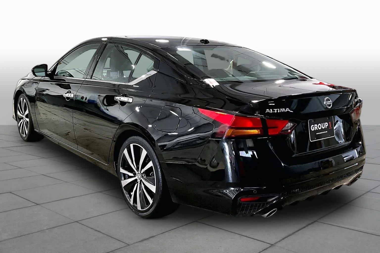 Used 2019 Super Black Nissan 2.5 Platinum image 12