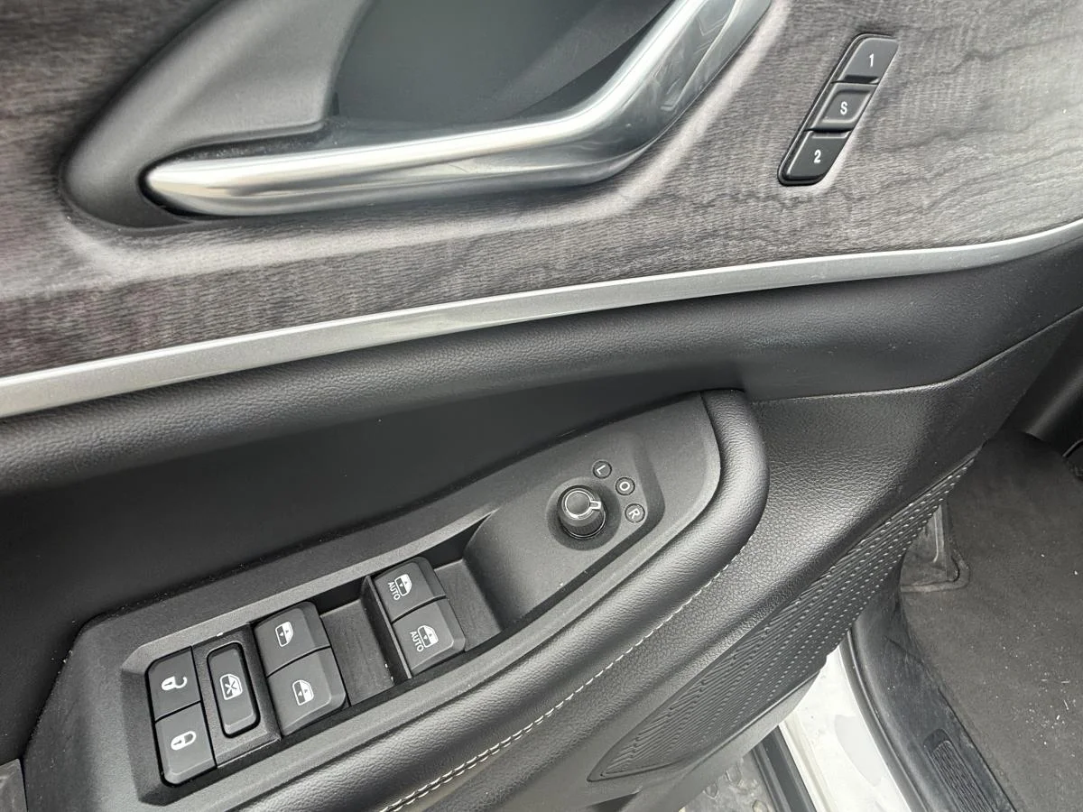 Used 2024 White Jeep Limited image 16