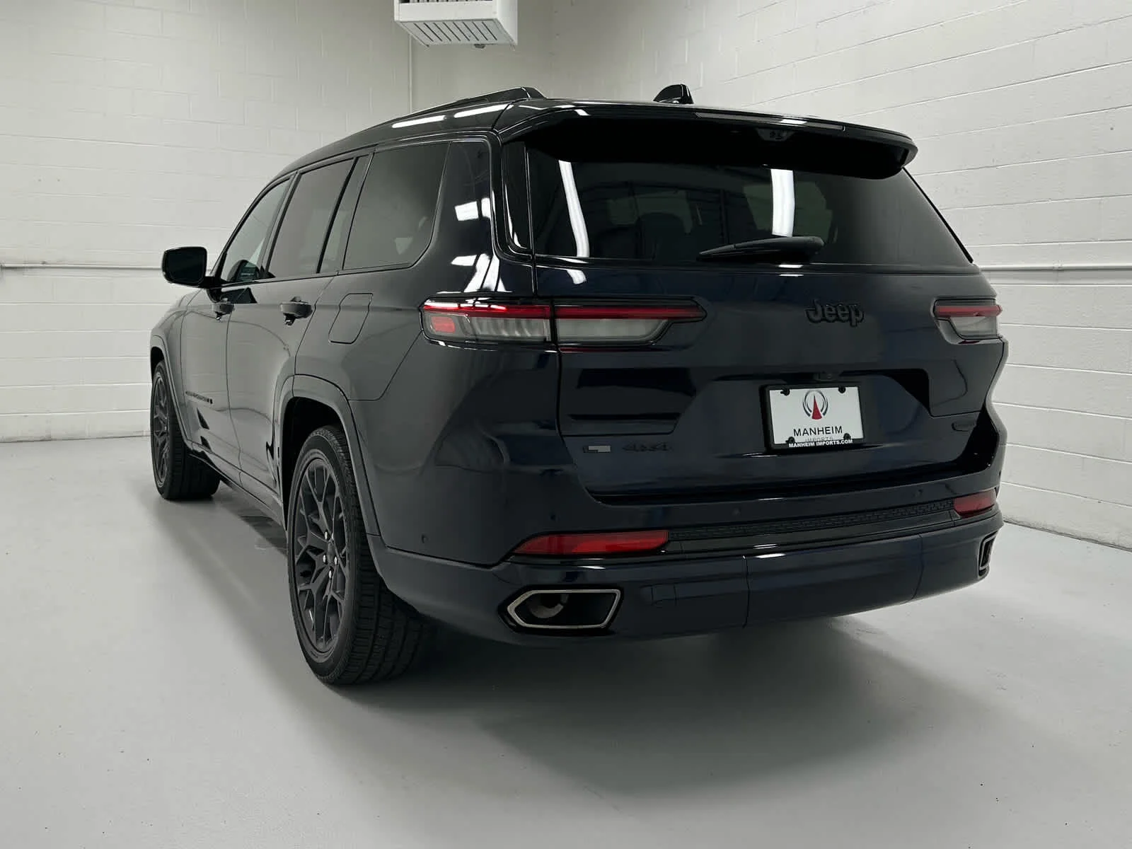 Used 2023 Midnight Sky Jeep Summit Reserve image 8