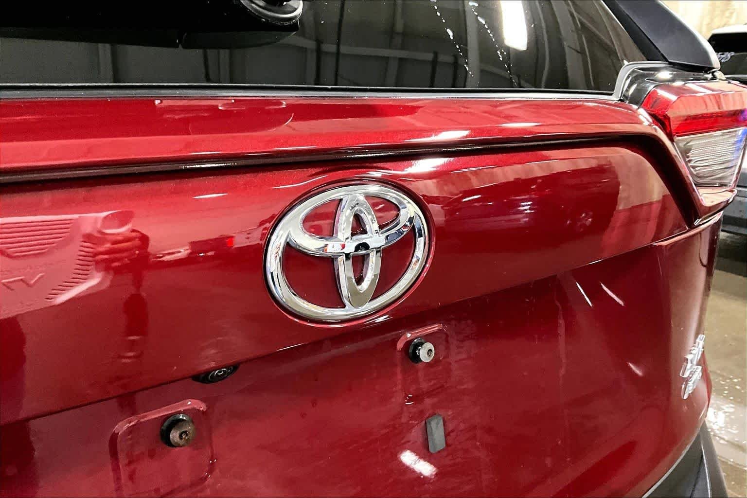 Used 2025 Ruby Flare Pearl Toyota XLE image 31