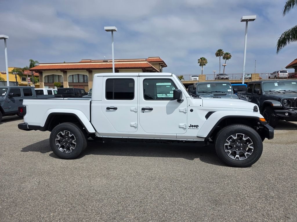 New 2026 Bright White Clear-Coat Exterior Paint Jeep Sahara image 3