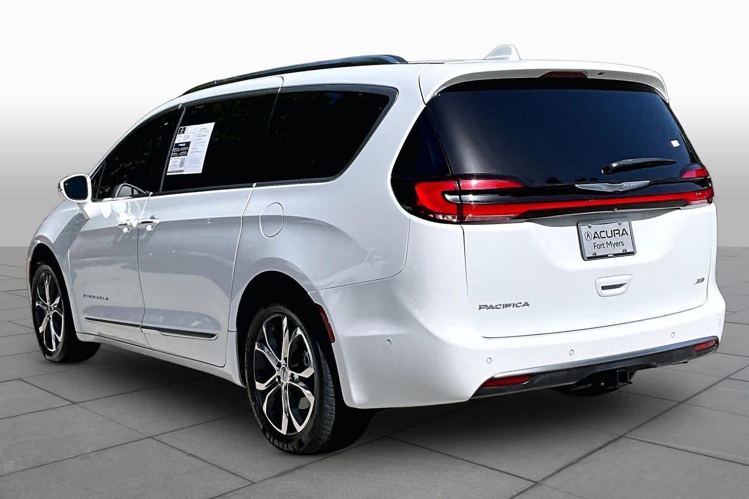 Used 2022 Bright White Clearcoat Chrysler Pinnacle image 12