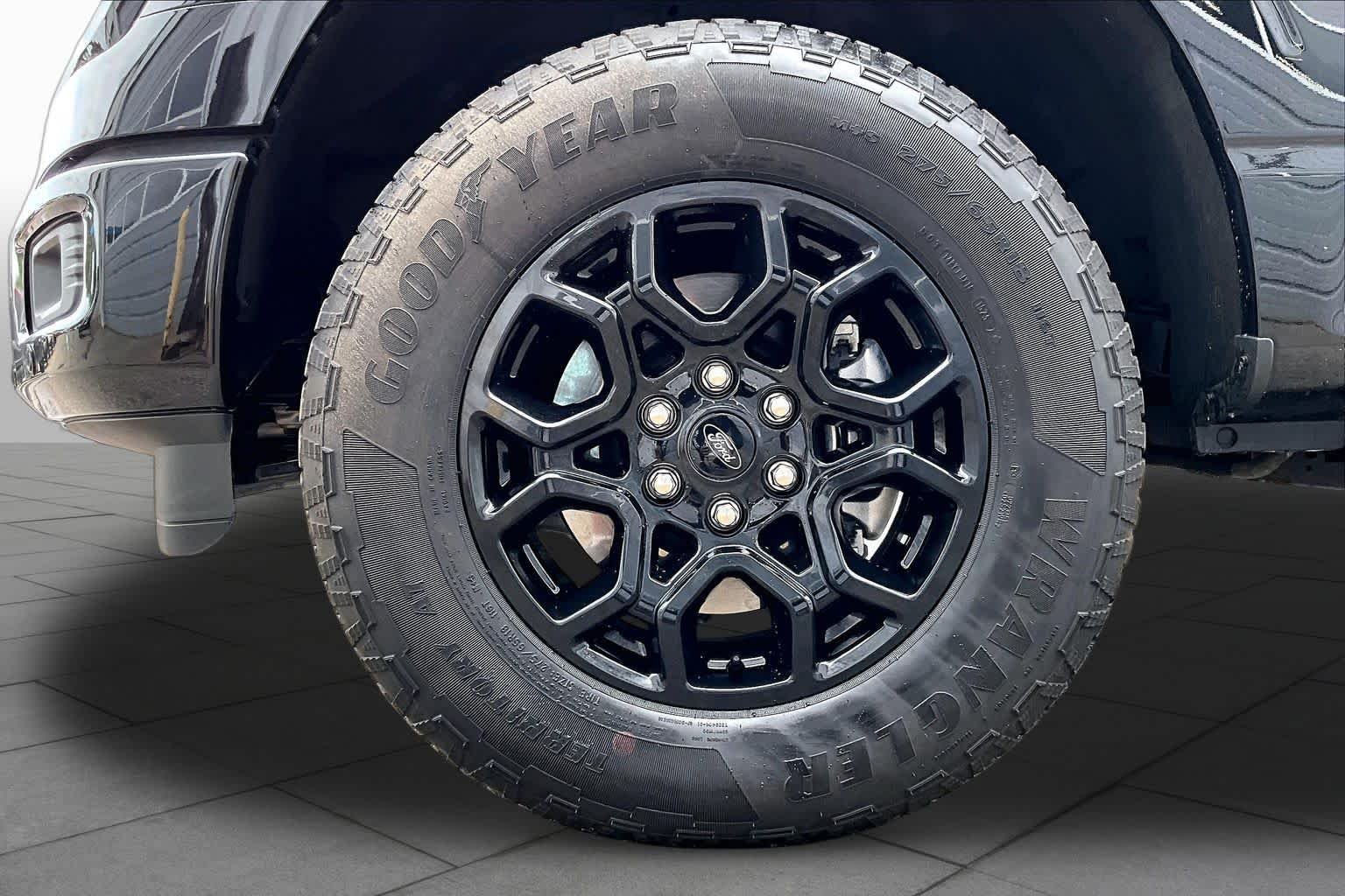 Used 2025 Agate Black Metallic Ford XLT image 13