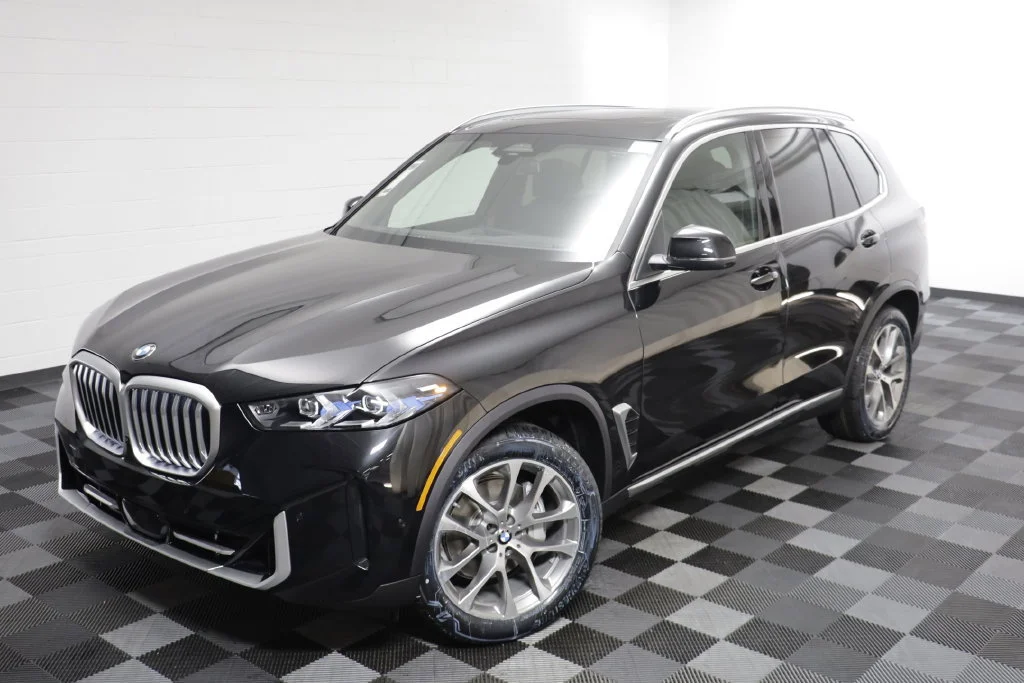 New 2026 BLACK SAPPHIRE BMW xDrive40i image 2
