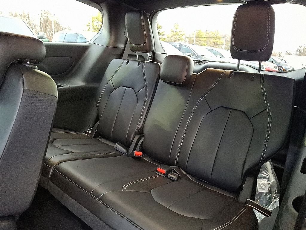2026 Chrysler Pacifica Select - Photo 8