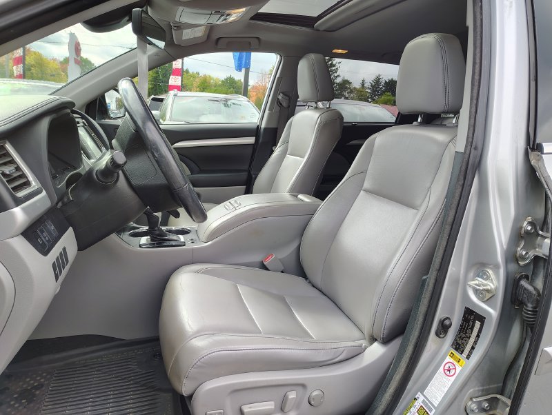 Used 2018 Silver Toyota XLE image 10