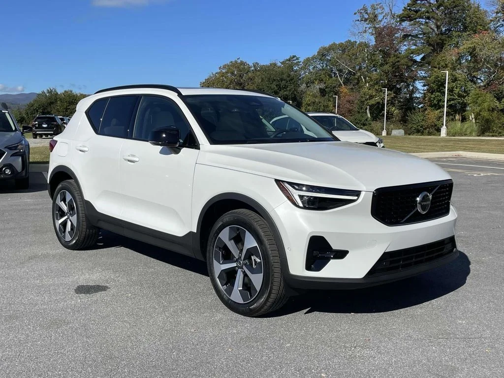 2026 Volvo XC40 B5 Plus Dark AWD's photo
