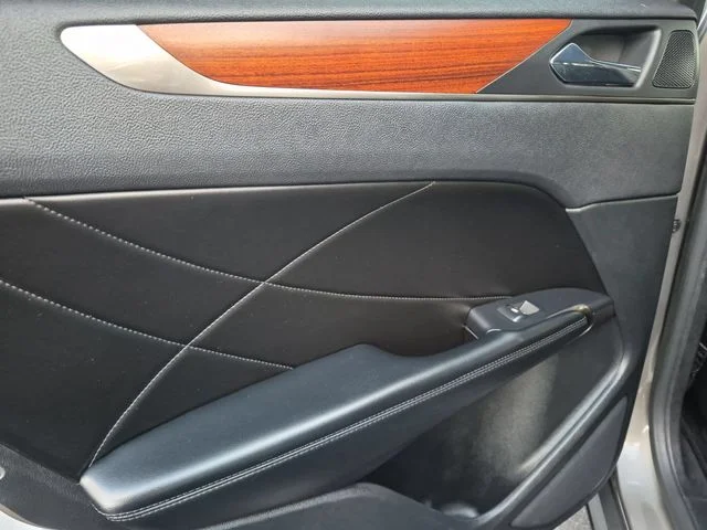 Used 2017 Silver Lincoln Reserve image 30