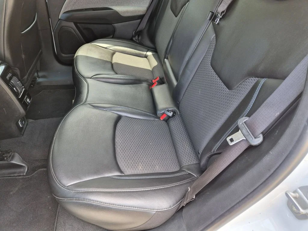Used 2022 White Jeep Latitude image 21