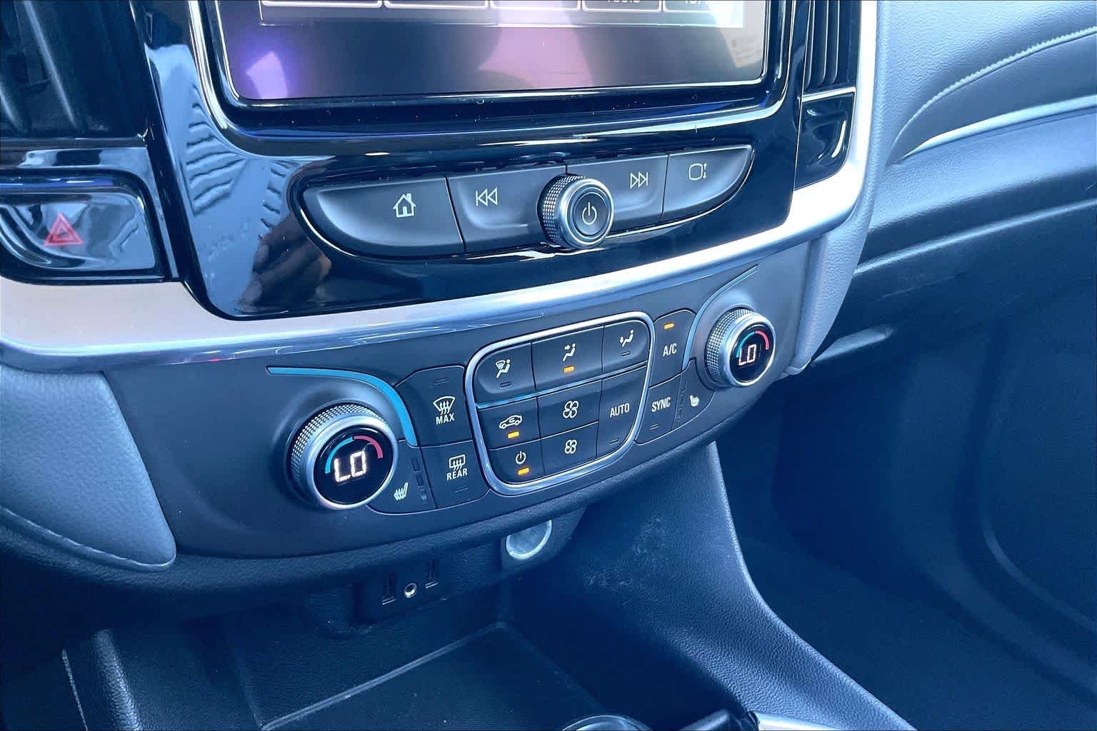 Used 2019 Summit White Chevrolet LT Cloth image 34