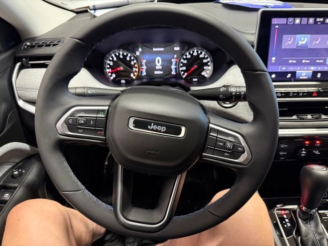 Used 2022 Velvet Jeep Latitude image 33