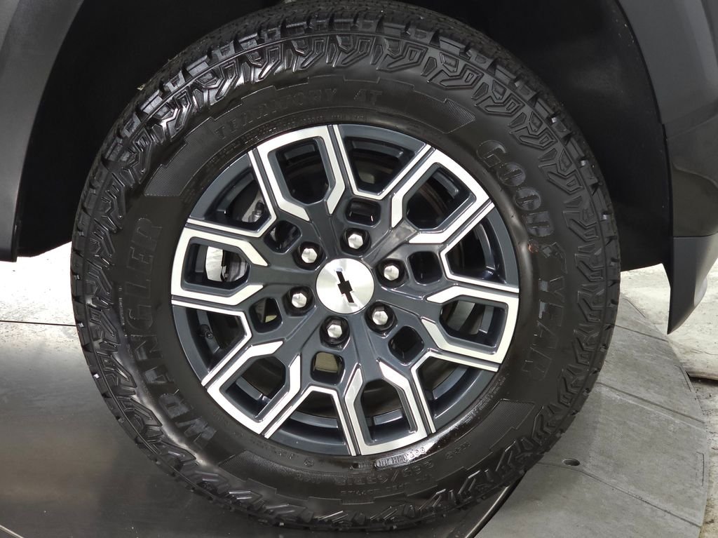 Used 2024 Black Chevrolet Z71 image 11