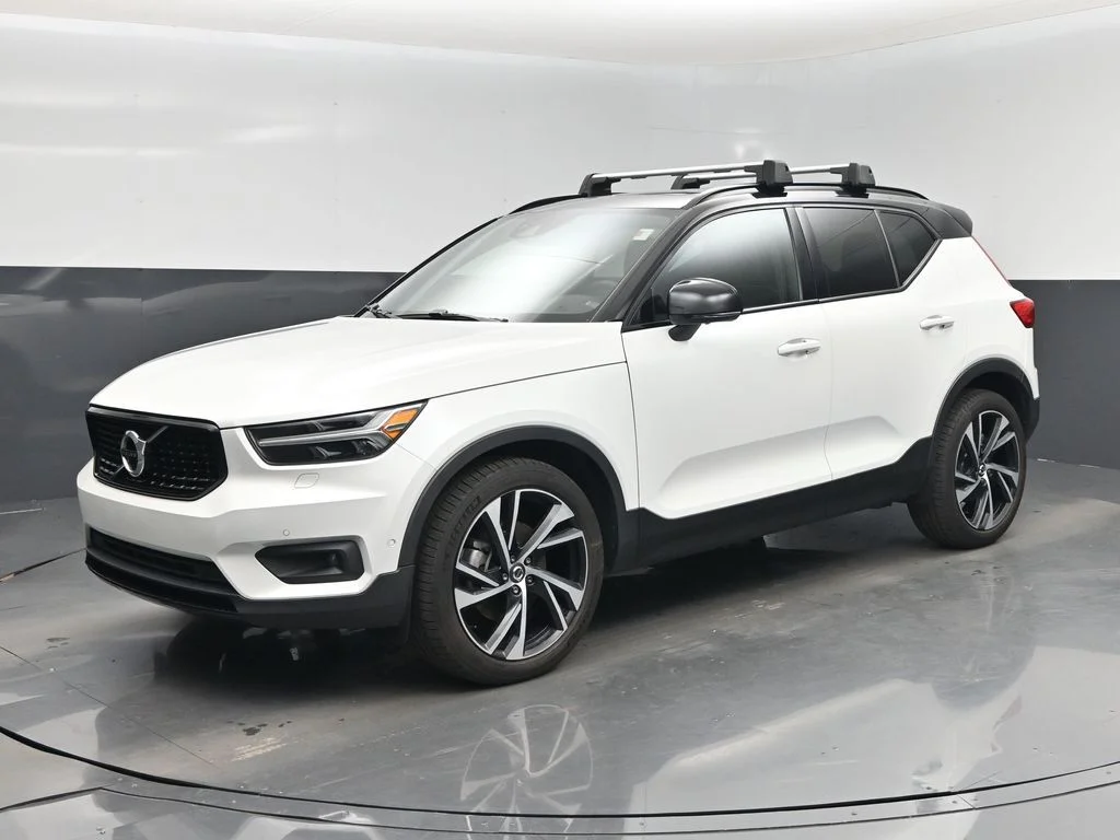 Used 2022 White Volvo R-Design image 22