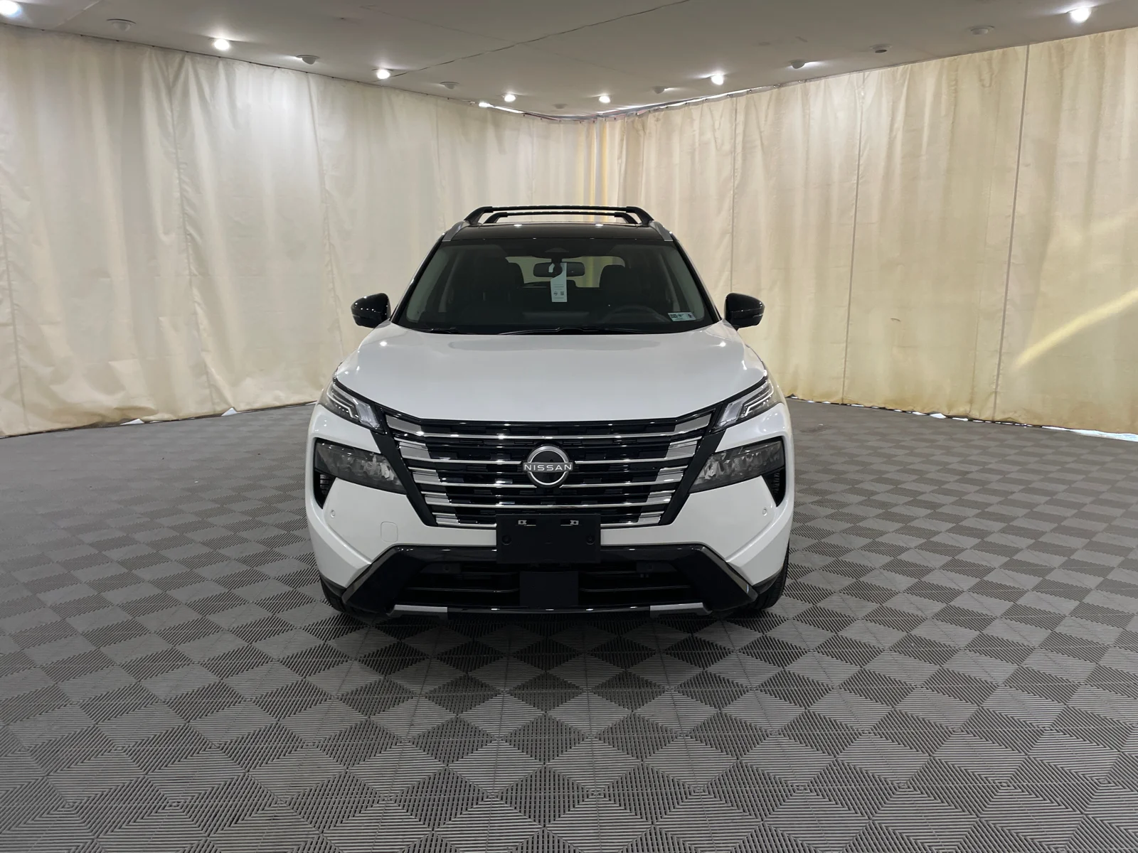 New 2026 Everest White Pearl/Super Black Nissan Platinum image 2
