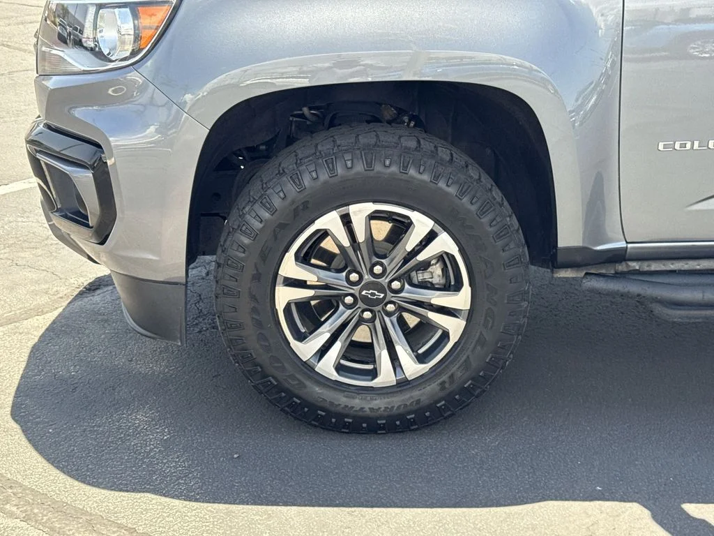 Used 2022 Gray Chevrolet Z71 image 33