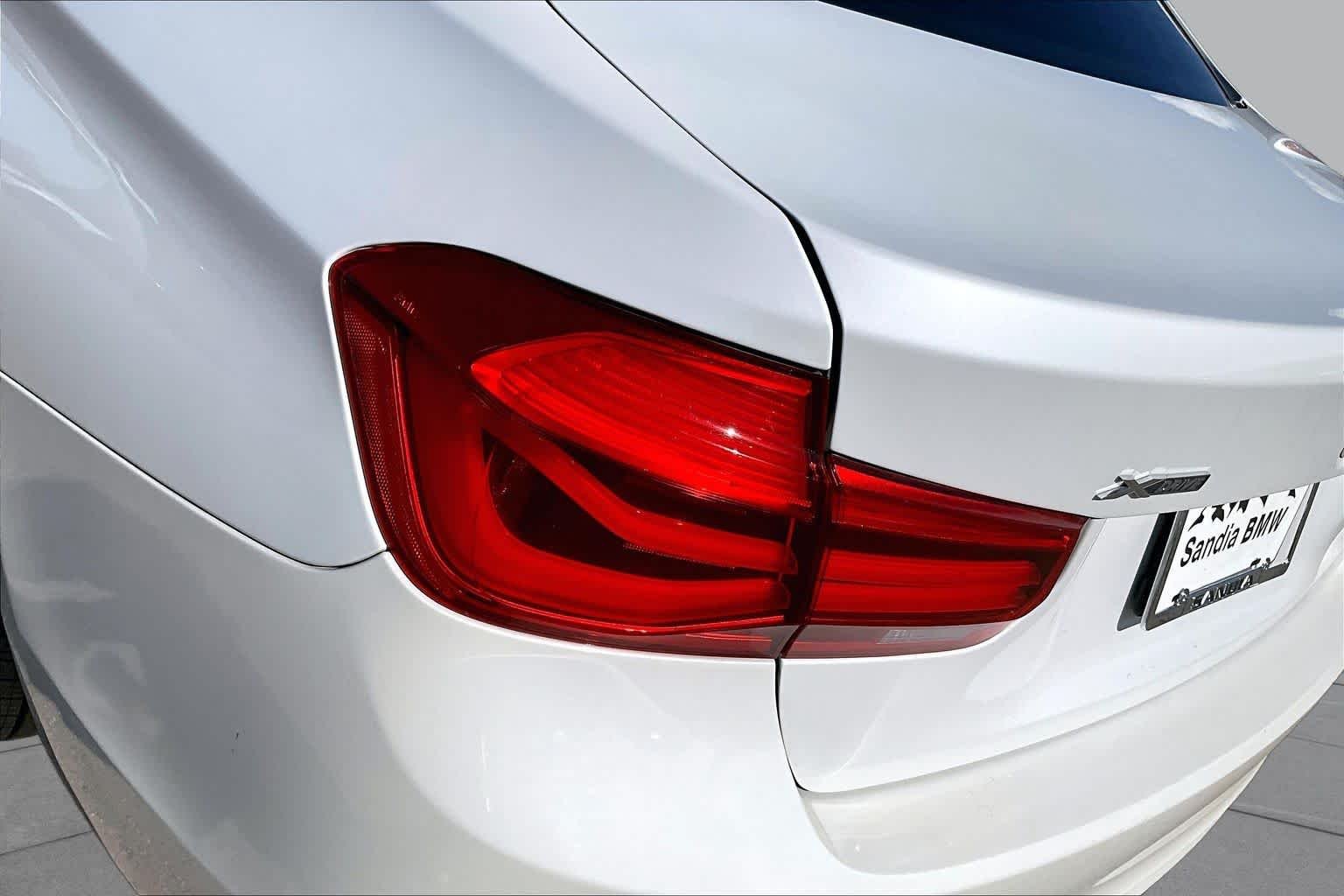 Used 2018 Mineral White Metallic BMW 320i xDrive image 25