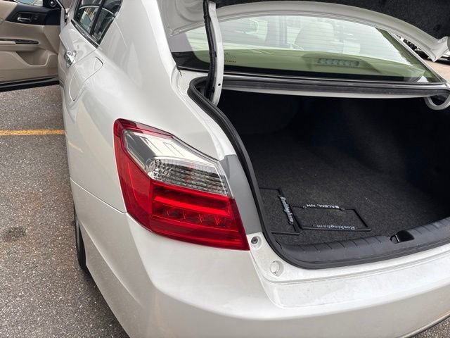 Used 2014 White Honda EX-L image 10