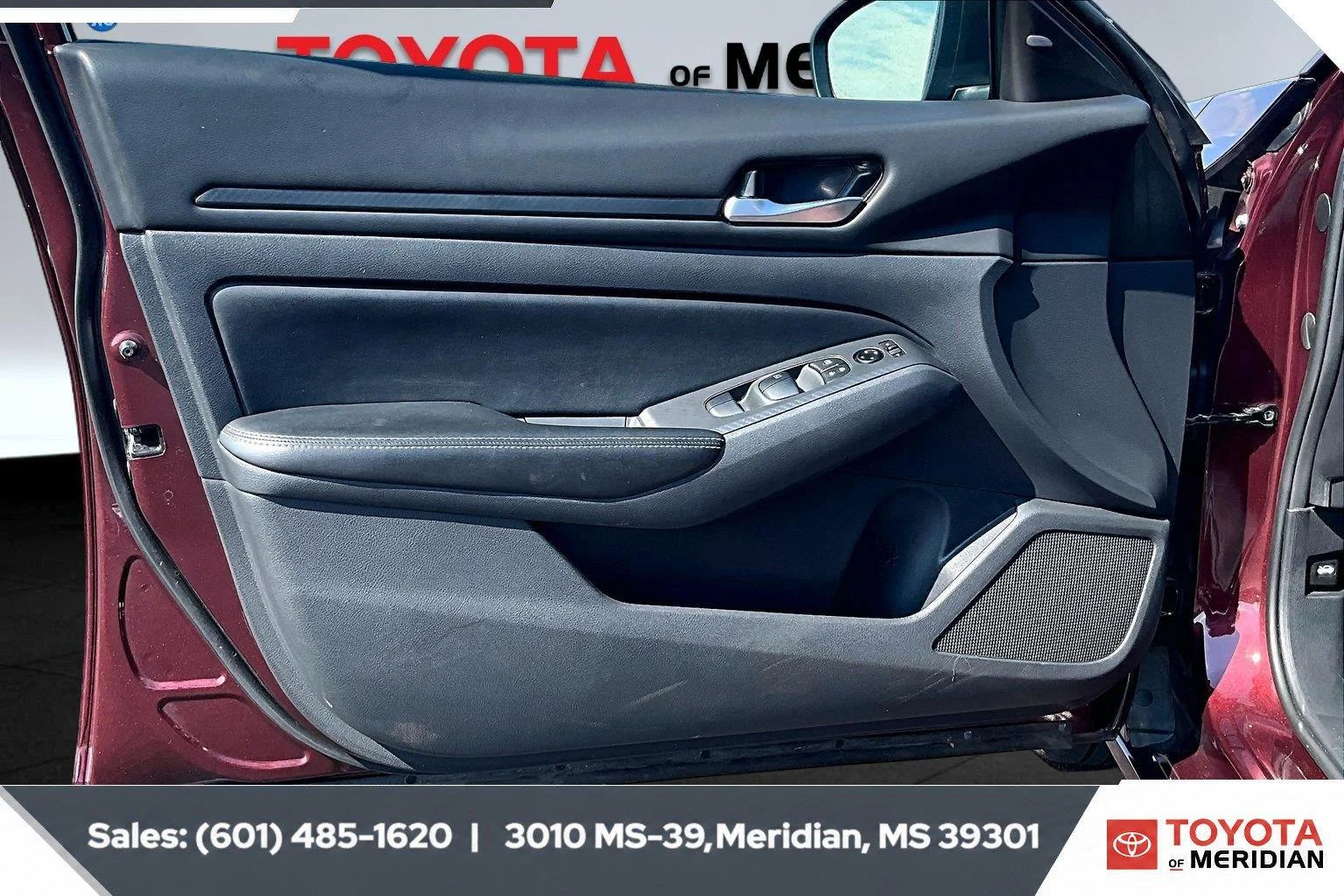 Used 2025 Garnet Pearl Metallic Nissan SV image 17