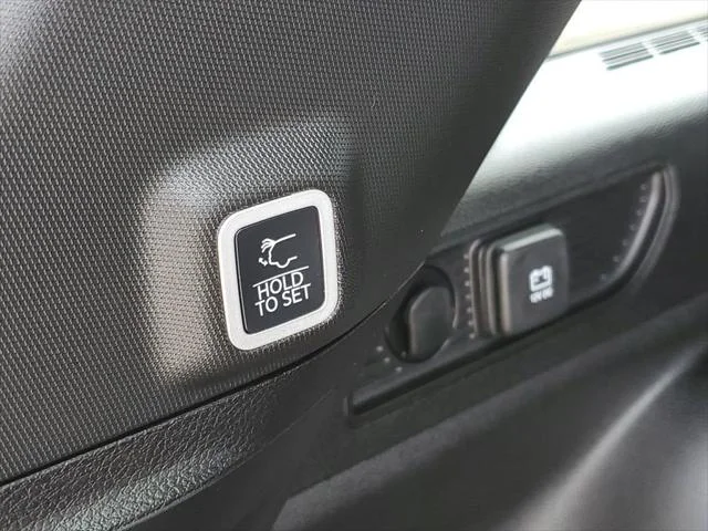 New 2026 Baltic Gray Metallic Clear-Coat Exterior Paint Jeep Laredo X image 36